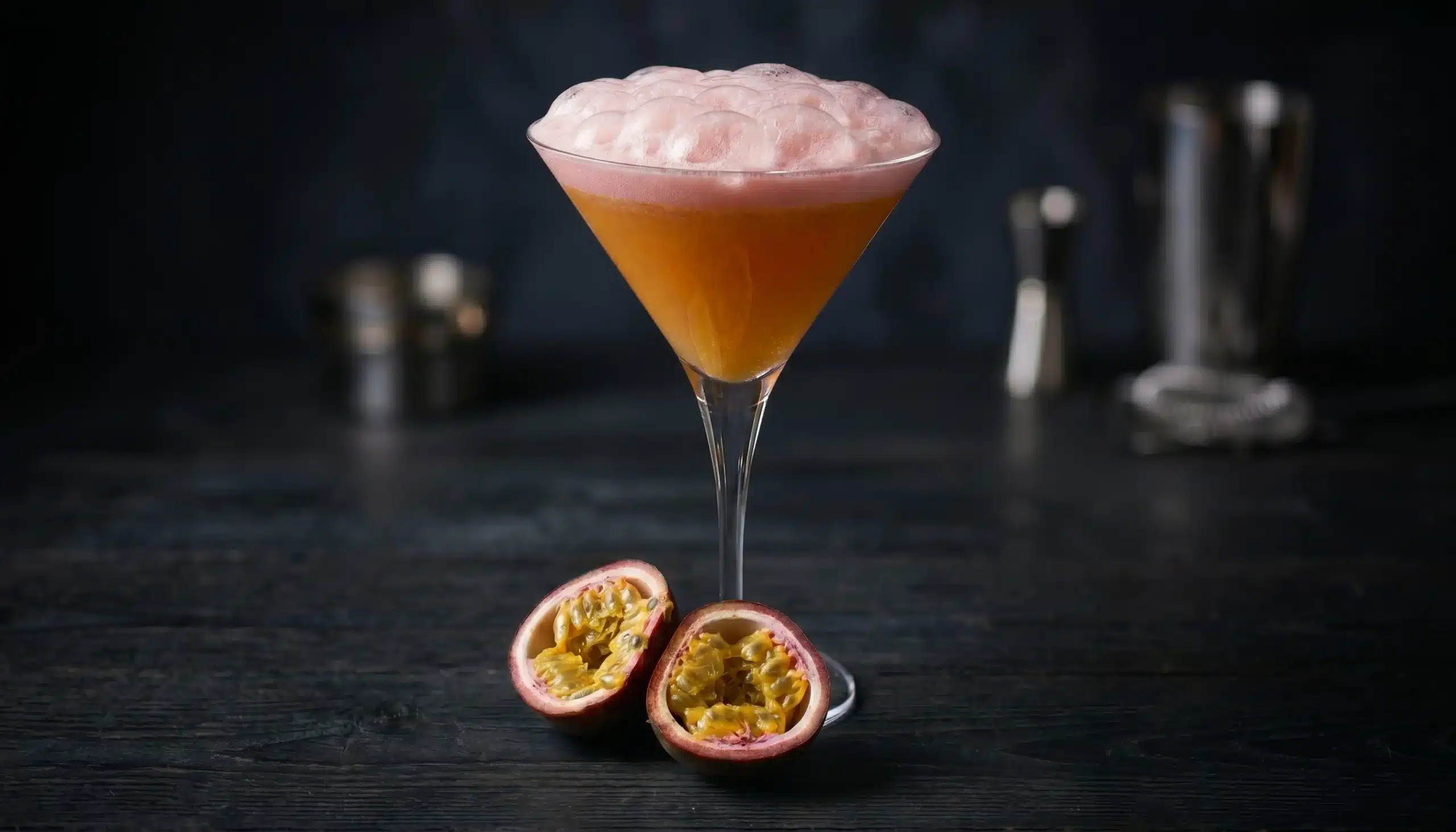 Tendencia de bebidas sin alcohol: Cóctel de fruta de la pasión con pomplas de fresa