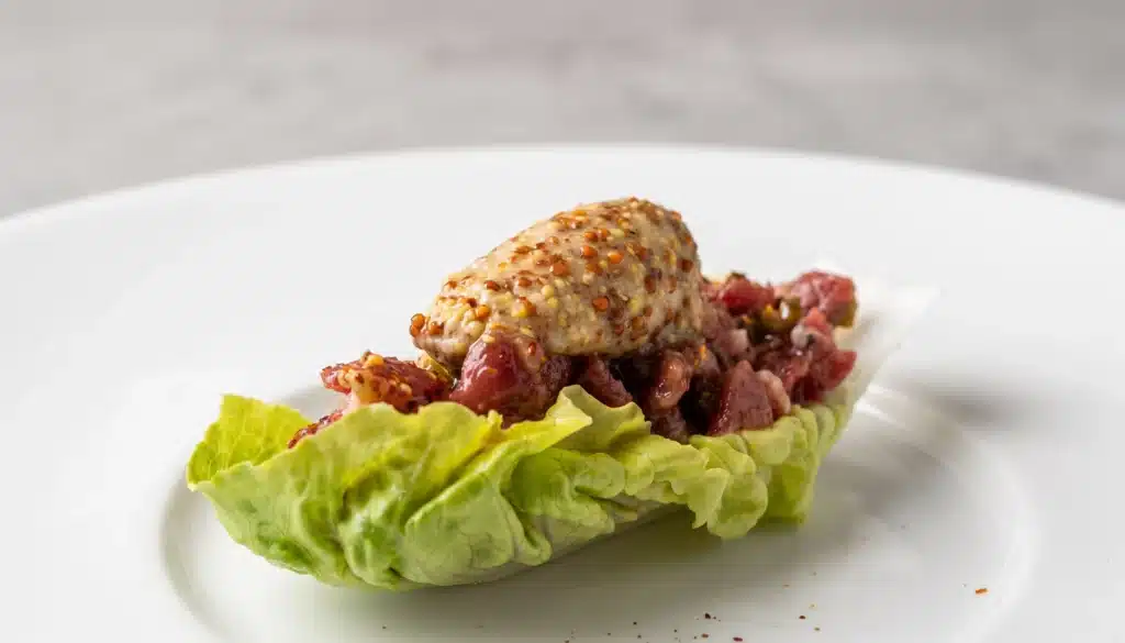 un tartar de vaca con helado de mostaza