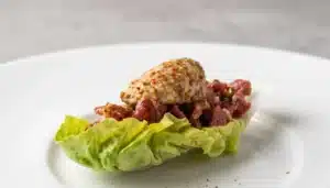 un tartar de vaca con helado de mostaza