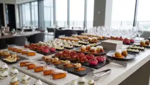 una sala de eventos con aperetivos de catering de cocina molecular