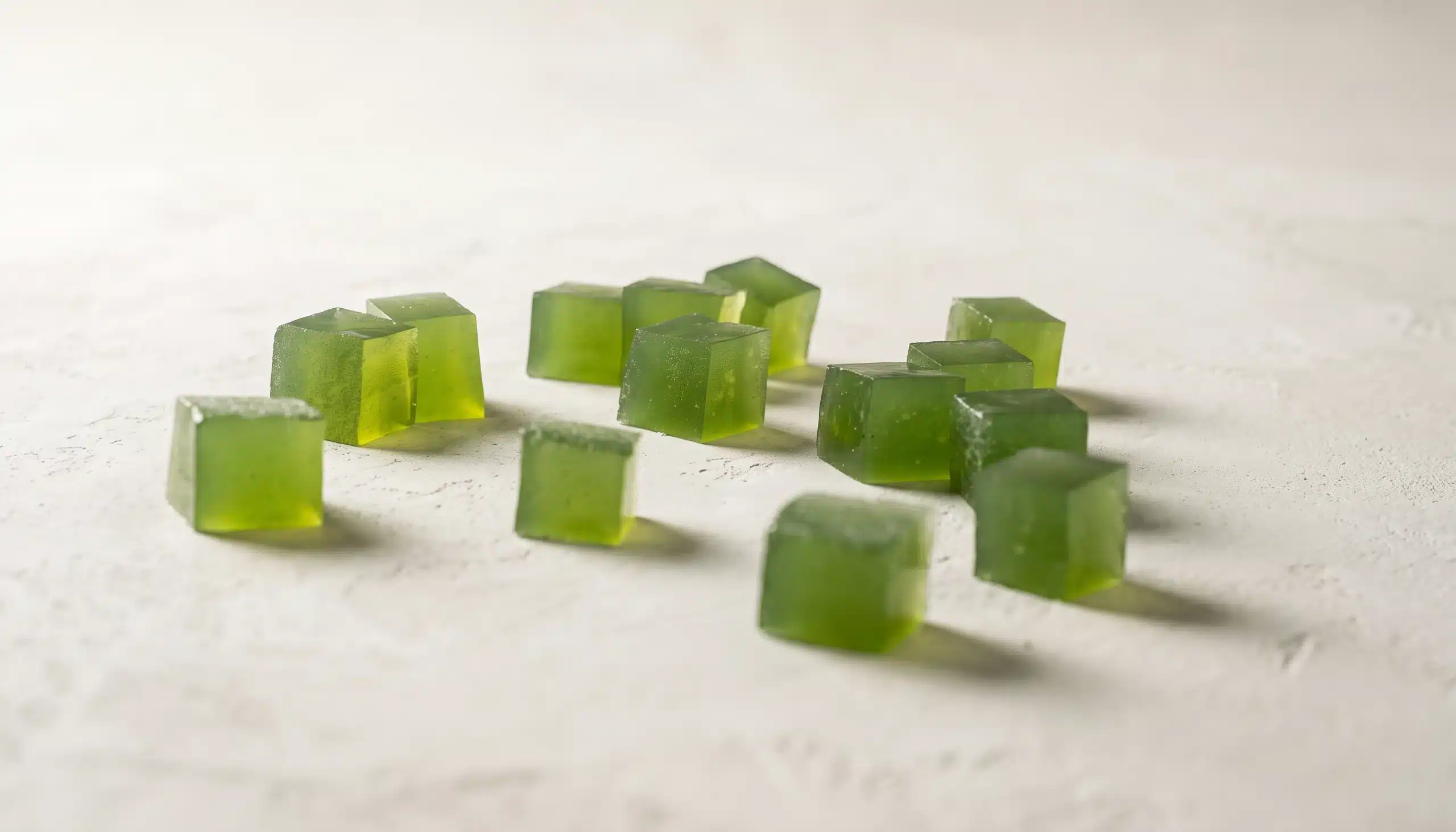 Hidrocoloides en cocina molecular; cubos de gelatina en frio